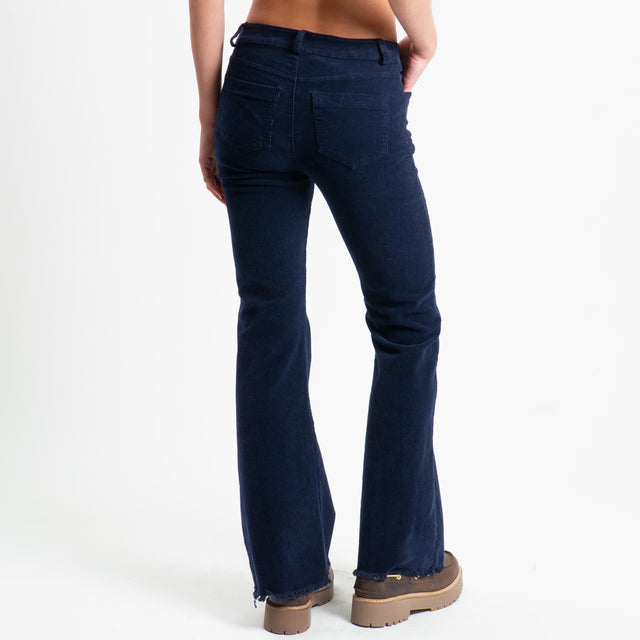 Tensione in-Pantalone bootcut sfrangiato in velluto - blu scuro