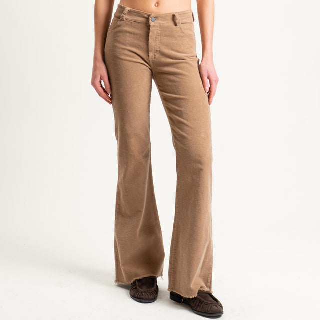 Tensione in-Pantalone bootcut sfrangiato in velluto - cammello