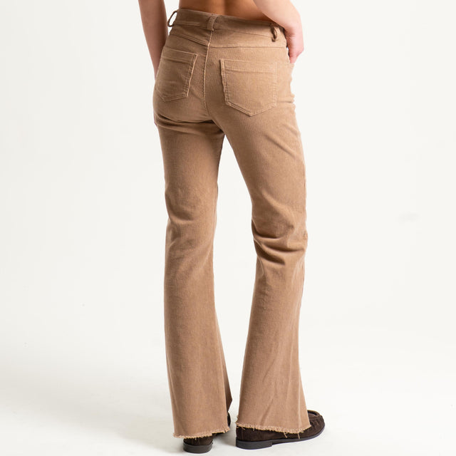 Tensione in-Pantalone bootcut sfrangiato in velluto - cammello