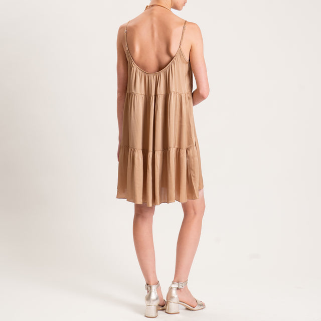 Tensione in-Abito satin con balze bretelle regolab - desert