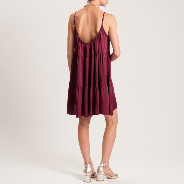 Vestido de satén con volantes y tirantes ajustables - color vino