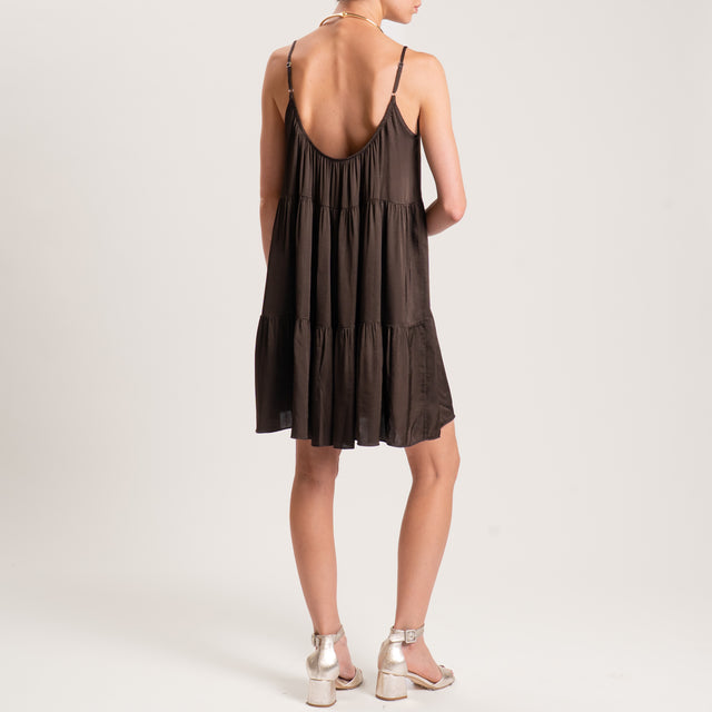 Vestido de satén con volantes y tirantes ajustables - café
