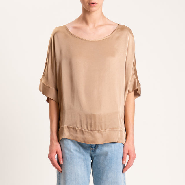 Blusa de satén con mangas caídas y tensión en color galleta