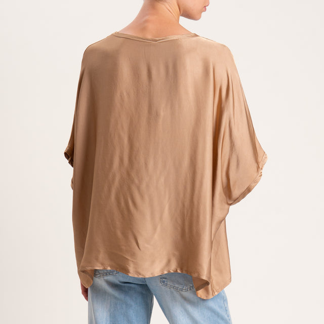 Blusa de satén con mangas caídas y tensión en color desierto