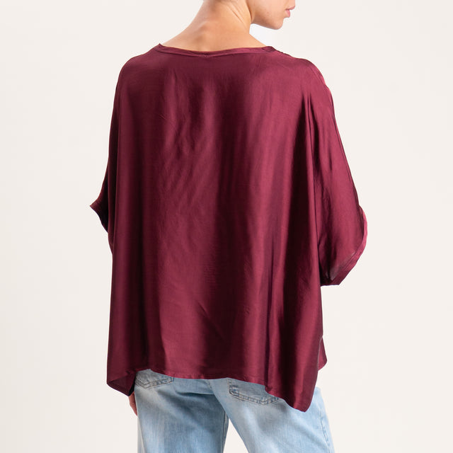 Blusa de satén con mangas caídas y tensión en color vino
