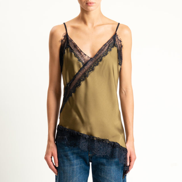 Tensione in- Top satin asimmetrico con pizzo - militare