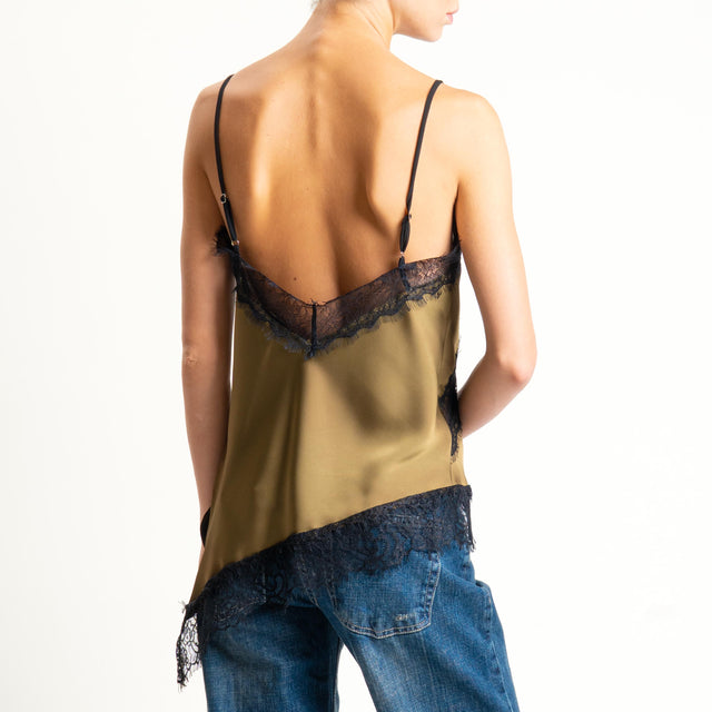 Tensione in- Top satin asimmetrico con pizzo - militare