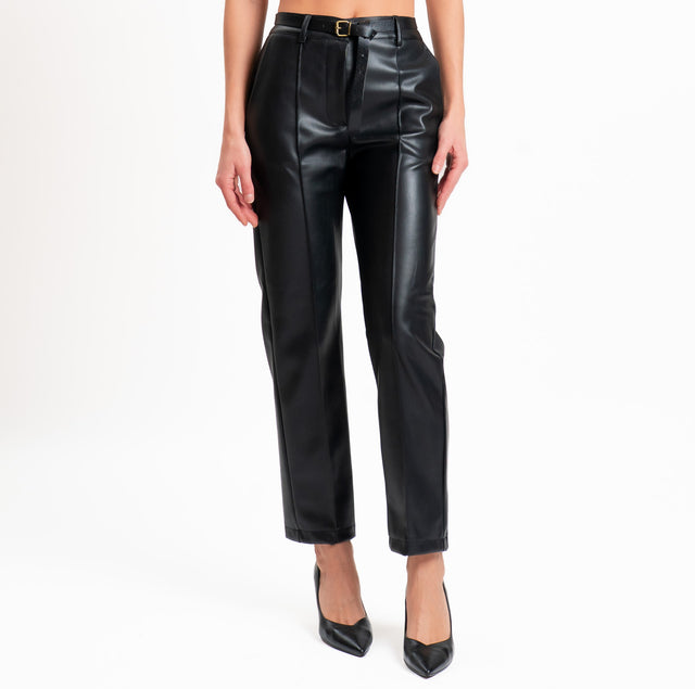 Tensione in-Pantalone similpelle con cintura - nero