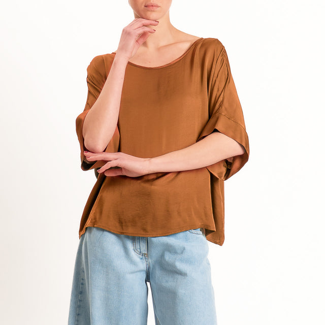 Tensione in-Blusa satin bottoni dietro - tabacco