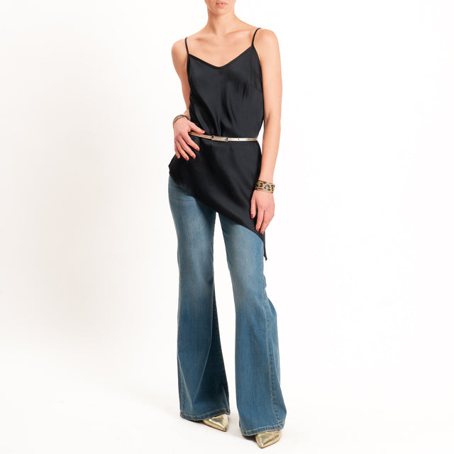 Tensione in-Top asimmetrico in satin - nero