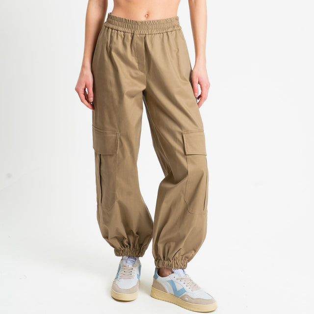 Tensione in-Pantalone cargo con elastico - sabbia