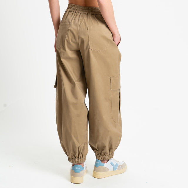 Tensione in-Pantalone cargo con elastico - sabbia