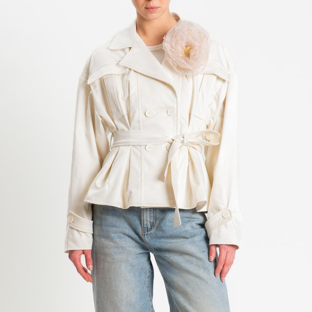 Tensione in-Trench corto con cintura con spilla removibile - panna