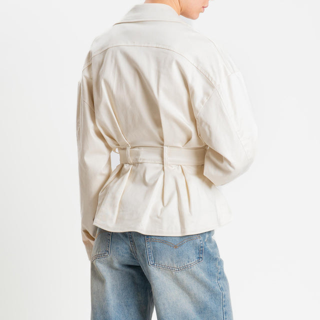 Tensione in-Trench corto con cintura con spilla removibile - panna