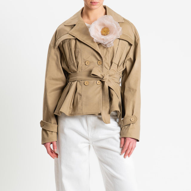 Tensione in-Trench corto con cintura con spilla removibile - sabbia