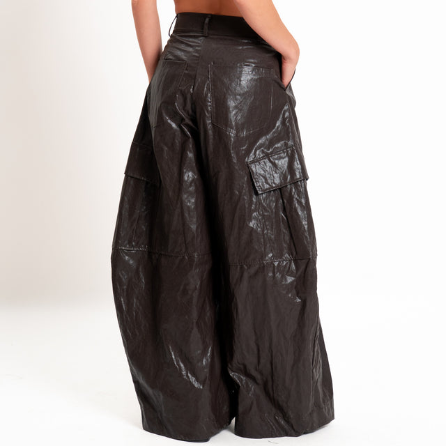 Tensione in-Pantalone cargo similpelle - moro