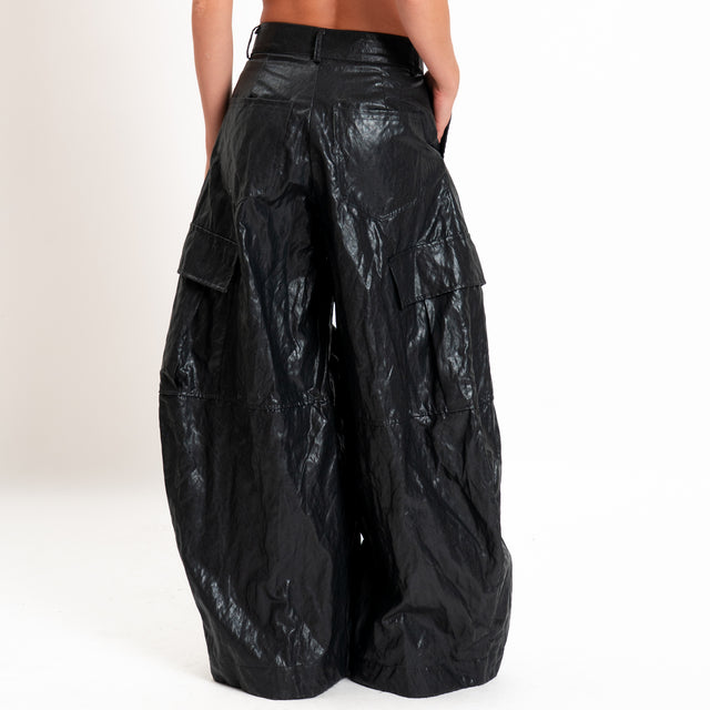 Tensione in-Pantalone cargo similpelle - nero