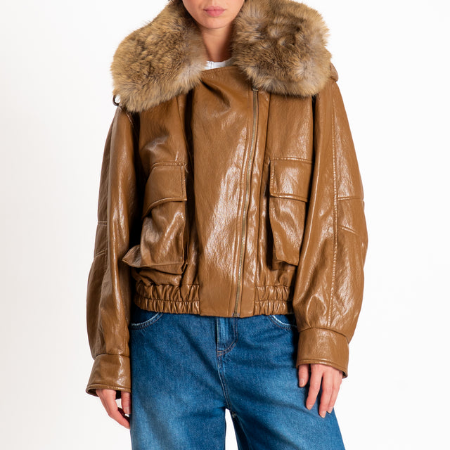 Tensione in-Bomber similpelle con ecopelliccia - cuoio