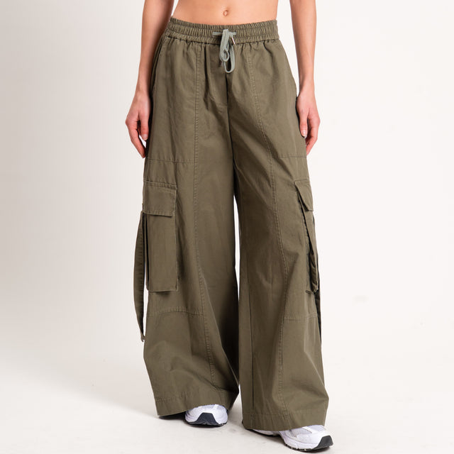 Tensione in-Pantalone cargo wide leg con coulisse - militare