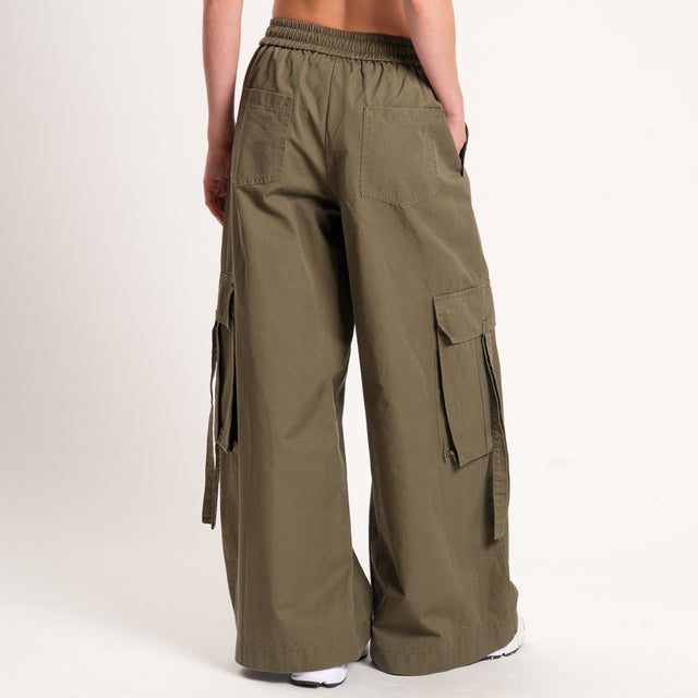 Tensione in-Pantalone cargo wide leg con coulisse - militare