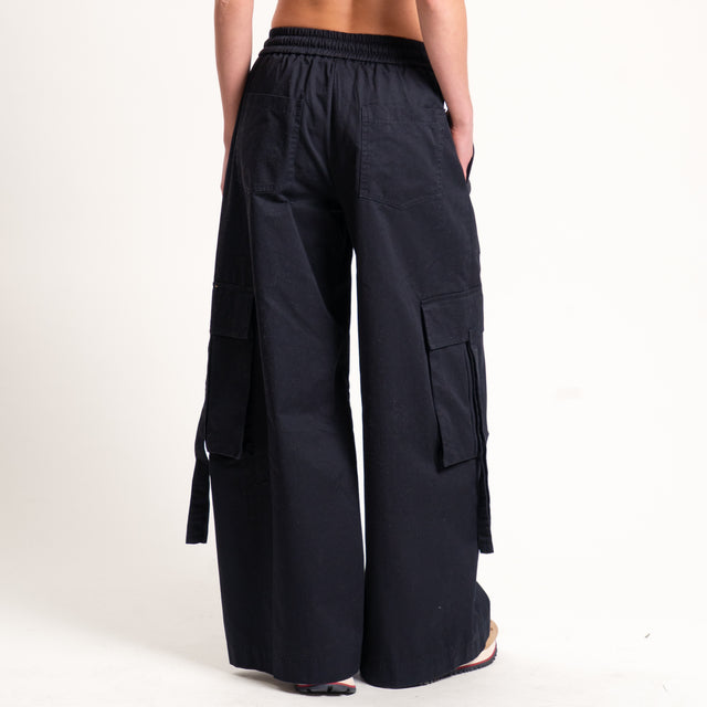 Tensione in-Pantalone cargo wide leg con coulisse - nero