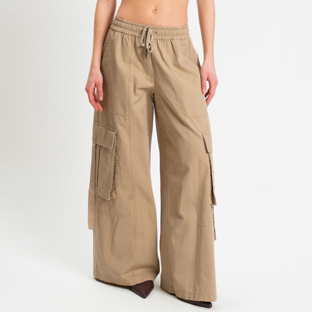 Tensione in-Pantalone cargo con coulisse - sabbia