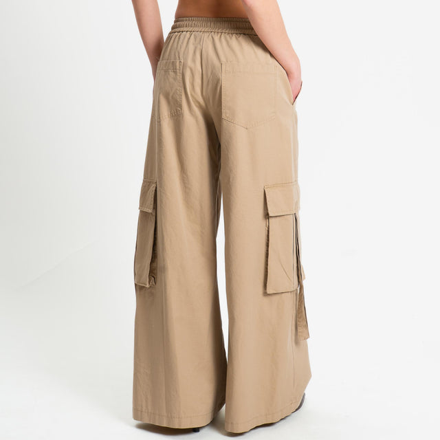 Tensione in-Pantalone cargo con coulisse - sabbia