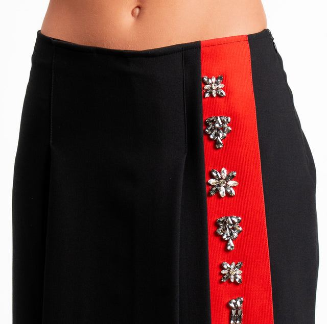 Tensione in-Gonna a pieghe con applicazione cabochon - nero/rosso