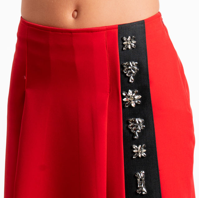 Tensione in-Gonna a pieghe con applicazione cabochon - rosso/nero