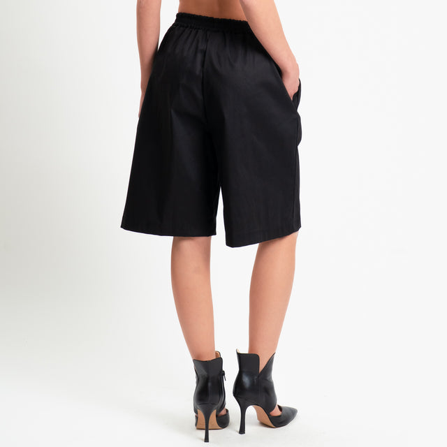 Tensione in-Bermuda in cotone elasticizzato - nero