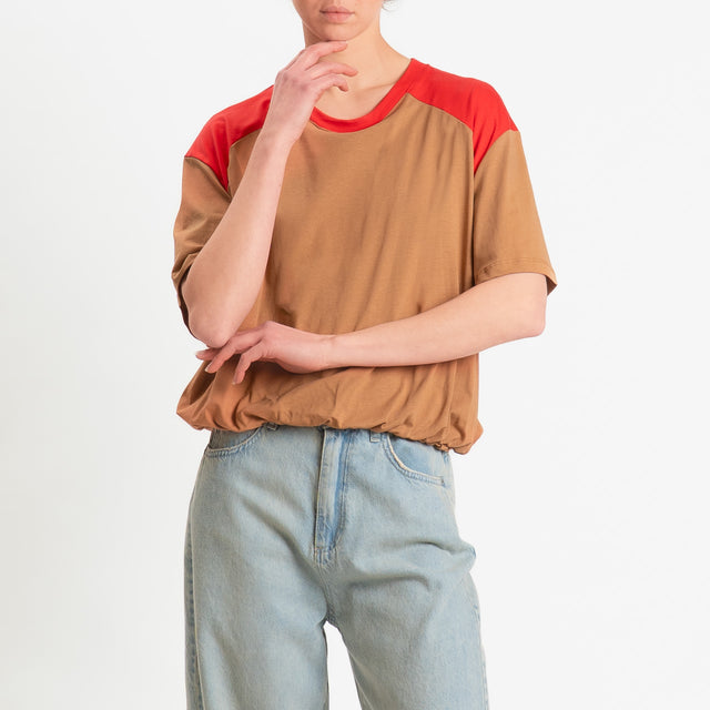 Tensione in-T-shirt bicolore elastico in vita - rosso/cammello