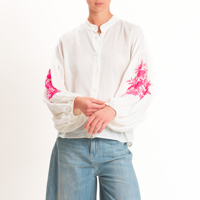 Tensione in-Camicia mussola manica palloncino con ricami - burro/fucsia