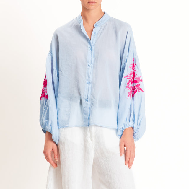 Tensione in-Camicia mussola manica palloncino con ricami - celeste/fucsia