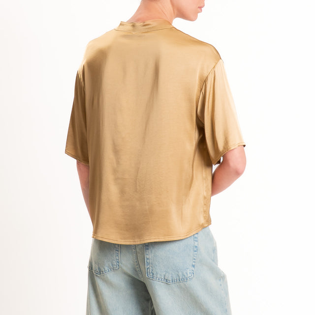 Tensione in-Blusa serafino satin elasticizzato - desert