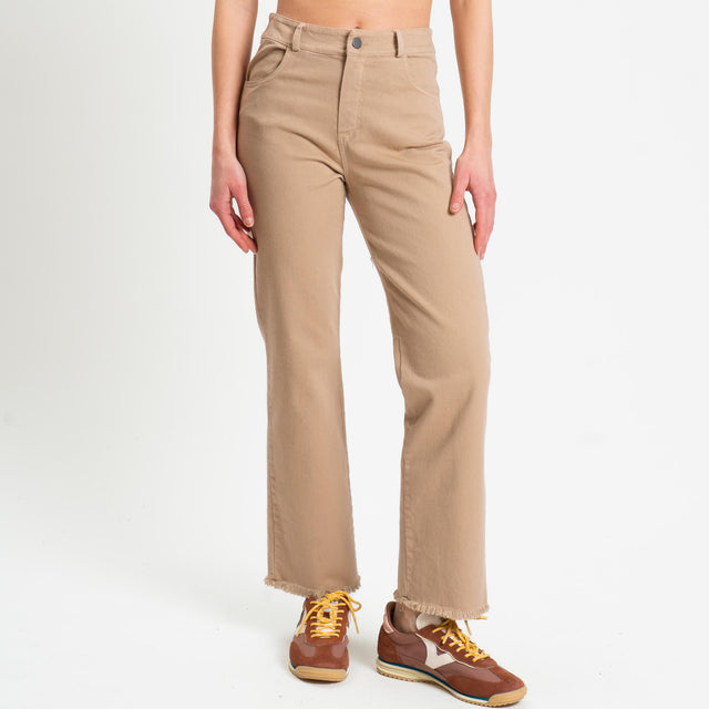 Tensione in-Pantalone sfrangiato slim straight - sabbia