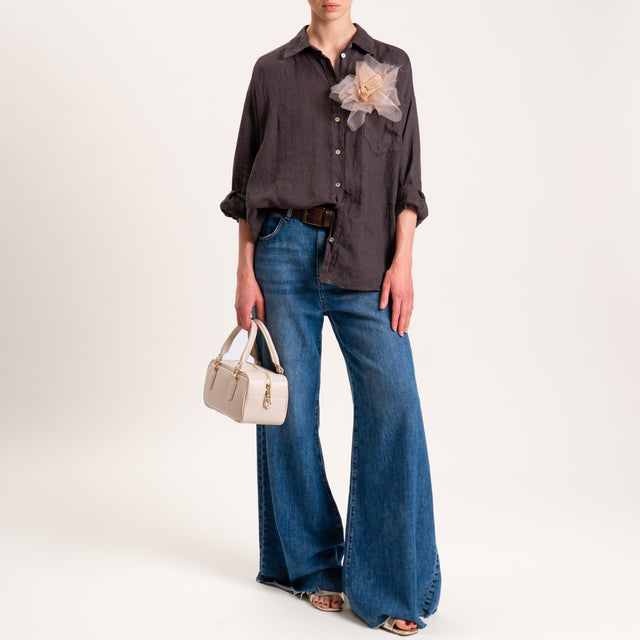 Tensione in-Camicia in lino con spilla fiore - moro