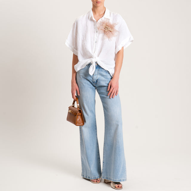 Camisa Tension 100% lino con broche de flor - blanco