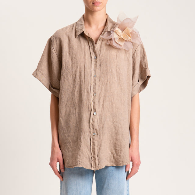 Camisa de lino 100 % con broche de flores - camel