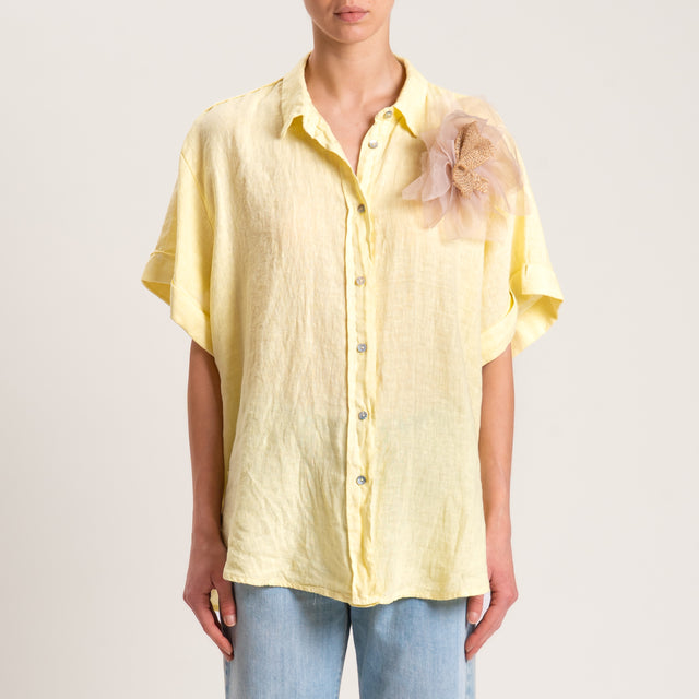 Pin de flor de lino 100 % Tension in-Shirt - amarillo