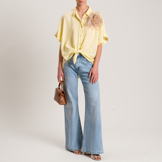 Pin de flor de lino 100 % Tension in-Shirt - amarillo