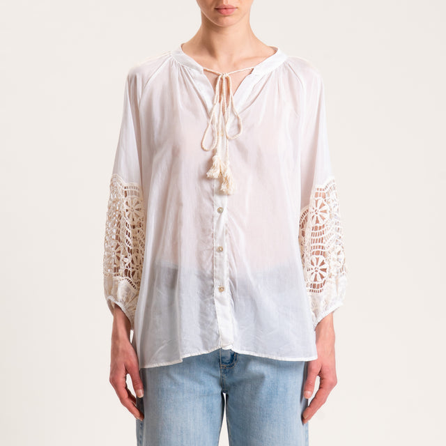 Tensione in-Camicia mussola misto seta manica crochet - bianco/burro