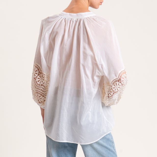 Tensione in-Camicia mussola misto seta manica crochet - bianco/burro