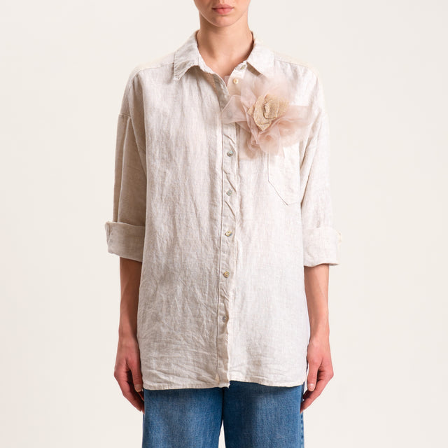 Tensione in-Camicia in lino con spilla fiore - gesso