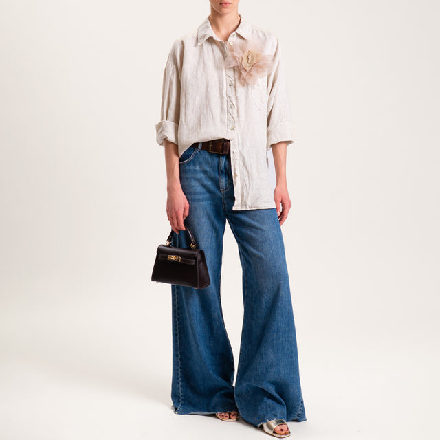 Tensione in-Camicia in lino con spilla fiore - gesso