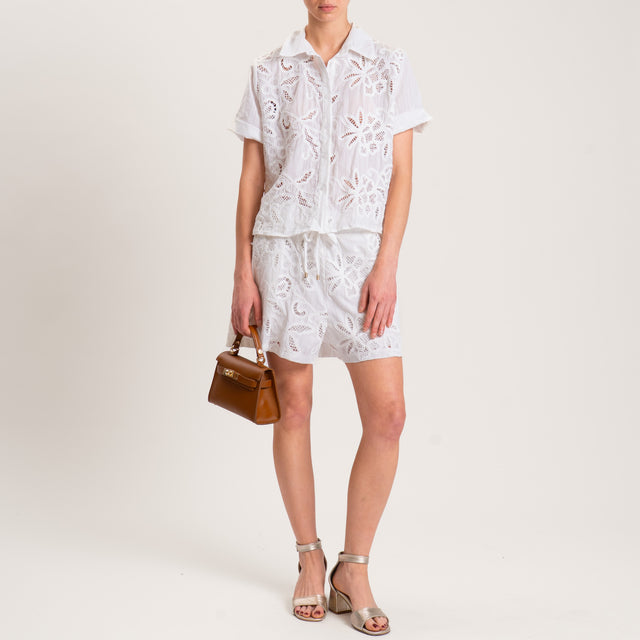 Camisa Tension con bordado de raya diplomática - blanca