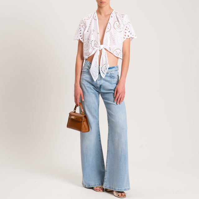 Blusa tensada perforada con bordado - blanca