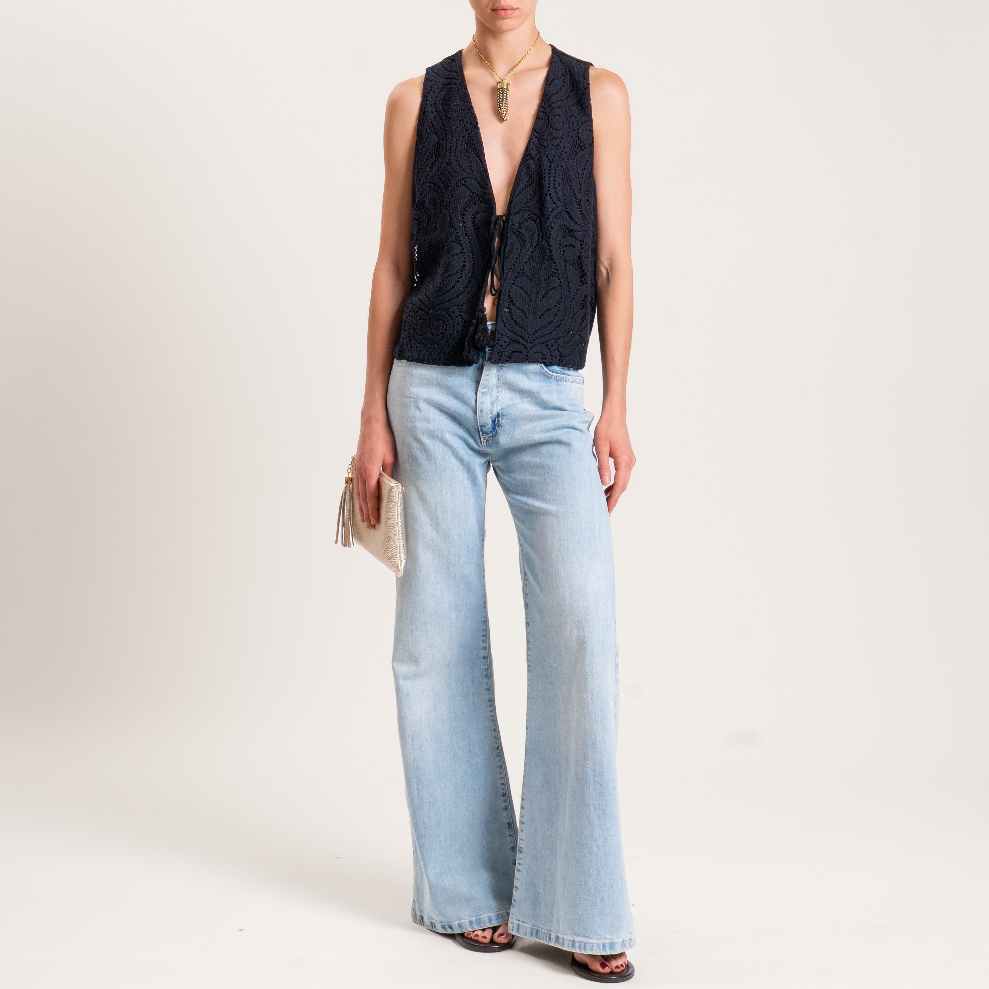 Levi's - Berretto nero con logo batwing ricamato rosso Levi's - Berretto nero con logo batwing ricamato rosso