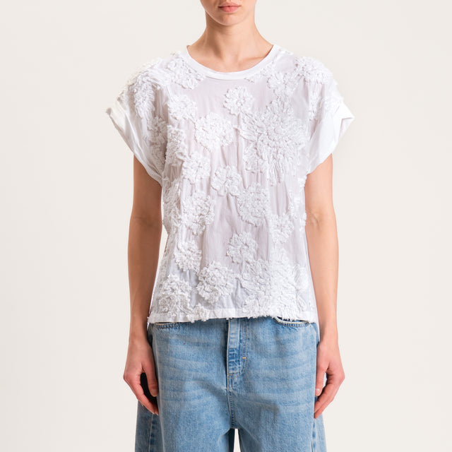 Tensione in-T-shirt con fioir ricamati - panna