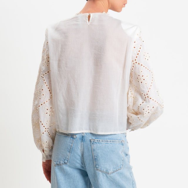 Tensione in-Blusa traforata con ricami - burro
