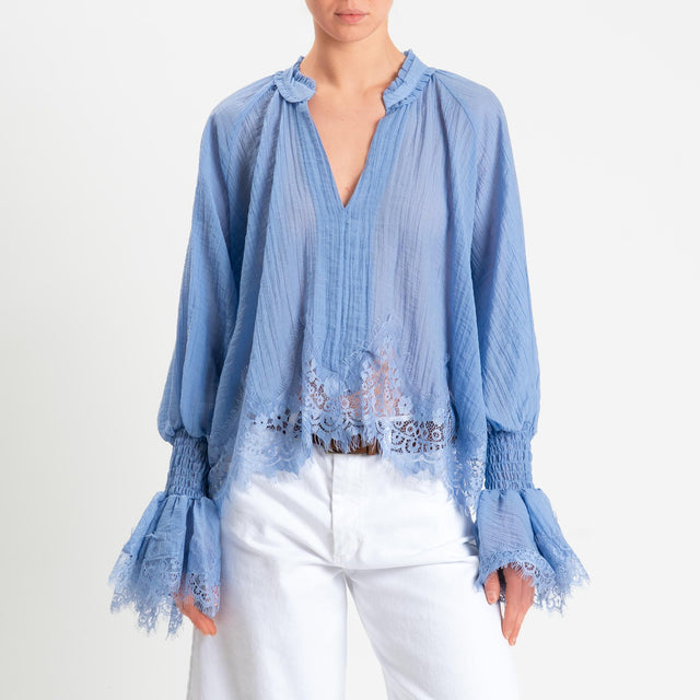 Tensione in-Blusa scollo v tessuto goffrato con ppizzoi - cielo